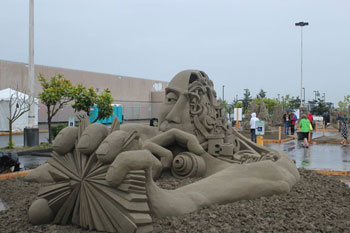 Abstract scupture of a man whose skull, the viewer is able to see into